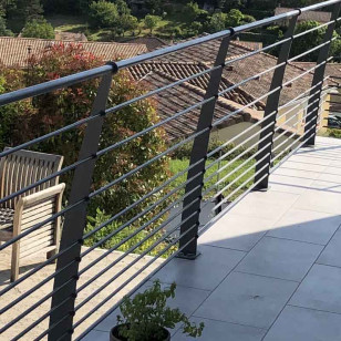 Garde corps terrasse ou balcon acier design en kit avec 10 lisses et main courante