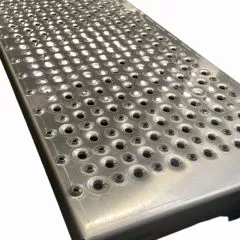 Marche escalier ALUMINIUM tôle perforée sur mesure