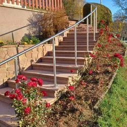 Rampe d\'escalier exterieur sur poteaux, en kit, en inox brossé