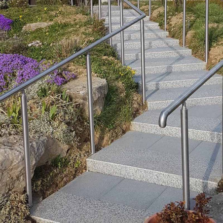 Exemple de main courante avec le poteau rond pour rampe escalier inox à sceller dans le béton longueur 1250 mm