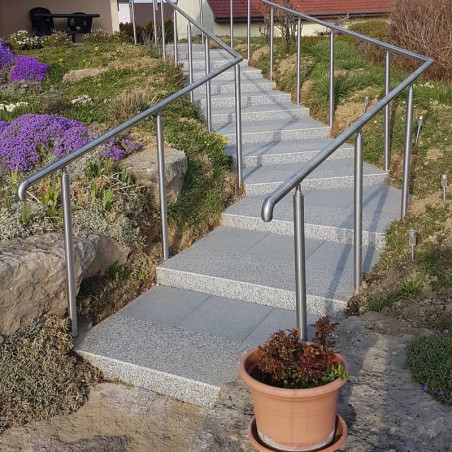 Mise en situation du poteau rond pour rampe escalier inox à sceller dans le béton longueur 1250 mm