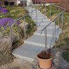 Mise en situation du poteau rond pour rampe escalier inox à sceller dans le béton longueur 1250 mm