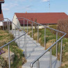 Main courante extérieure avec le poteau rond pour rampe escalier inox à sceller dans le béton longueur 1250 mm