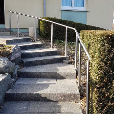 Photo de réalisation avec le poteau rond pour rampe escalier inox à sceller dans le béton longueur 1250 mm