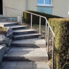 Photo de réalisation avec le poteau rond pour rampe escalier inox à sceller dans le béton longueur 1250 mm