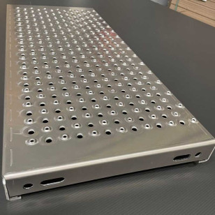 Marche escalier INOX tôle perforée design architectural, sur mesure