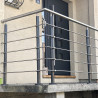 Photo d'un angle sur palier avec poteau inox laqué (COULEUR AU CHOIX) de garde corps 5 lisses à la française, inox 316