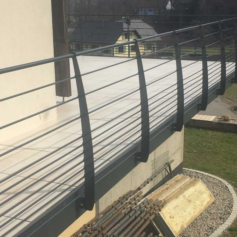 Garde corps acier à l'anglaise terrasse ou balcon acier design en kit avec 11 lisses et main courante