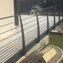 Garde corps acier à l'anglaise terrasse ou balcon acier design en kit avec 11 lisses et main courante