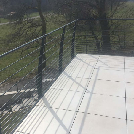 Garde corps terrasse ou balcon acier design en kit avec 10 lisses et main courante