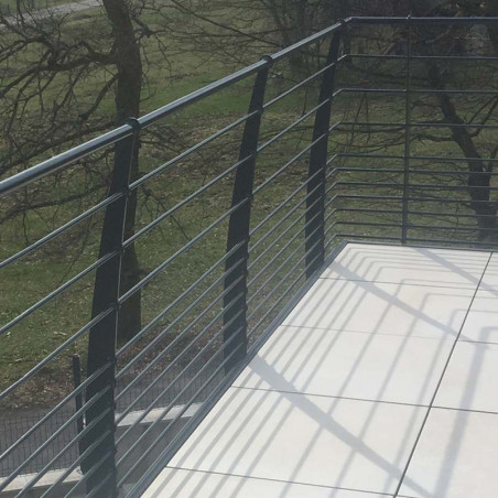 Garde corps terrasse ou balcon acier design en kit avec 10 lisses et main courante