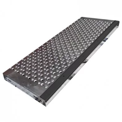Marche escalier acier tôle à petites perforations nez de marche antidérapant contrasté Marche escalier acier tôle à petites perforations nez de marche antidérapant contrasté