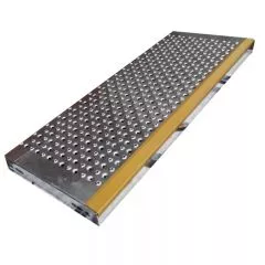 Marche escalier acier tôle à petites perforations nez de marche antidérapant contrasté