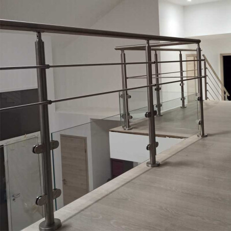 Garde corps de terrasse à verre et barres en inox à la française