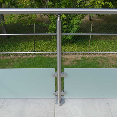 Garde corps de terrasse à verre et barres en inox à la française