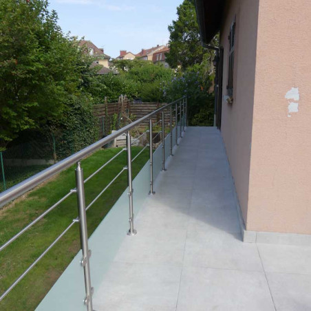 Garde corps de terrasse à verre et barres en inox à la française