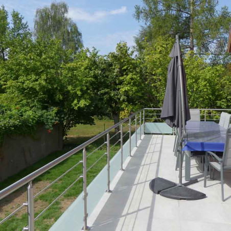Garde corps de terrasse à verre et barres en inox à la française