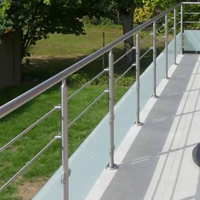 Garde corps de terrasse à verre et barres en inox à la française