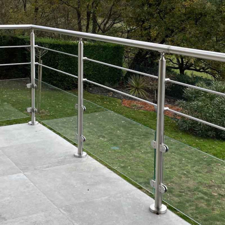 Rambarde de terrasse à verre et barres en inox à la française