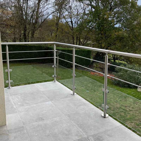 Garde corps de terrasse à verre et barres en inox à la française