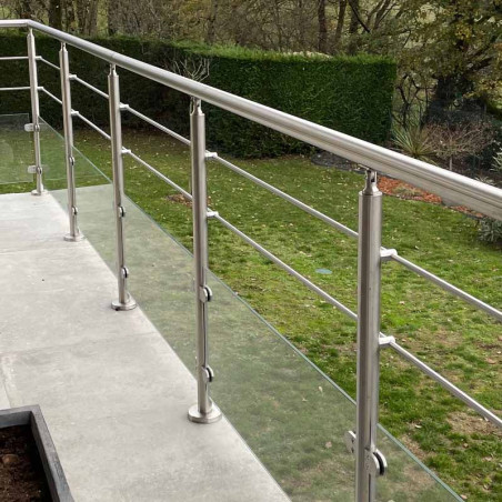 Garde corps de terrasse à verre et barres en inox à la française