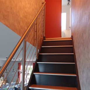 Garde corps escalier sur limon bois, 4 câbles, en inox, en kit