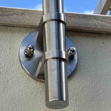 Vue de gauche d'une installation de platine de fixation poteau garde corps à l'anglaise 2 colliers inox 304