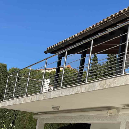 PMise en situation avec le poteau de départ de garde corps inox 316 brossé remplissage 9 barres ø 12 mm