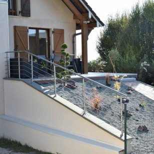 Garde corps pour muret en pente ou rampe d'accès inclinée à 5 barres en inox