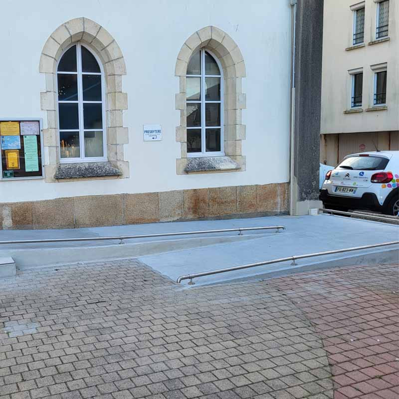 Vue d'une installation d'un chasse roue devant un bâtiment public