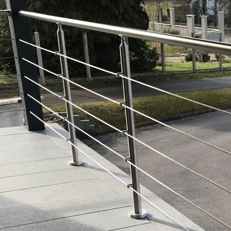 Photo d'un garde corps avec le poteau de milieu garde corps à cables en inox 304 à la française, 5 cables