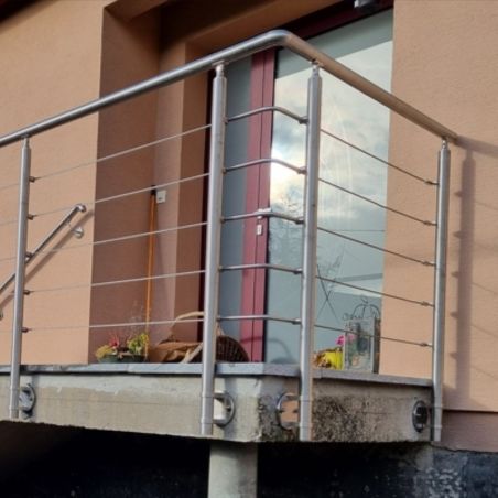 Photo de réalisation d'un kit angle à 90° inox 316 avec 2 poteaux, 5 coudes pour cable et 1 pour main courante, à l'anglaise