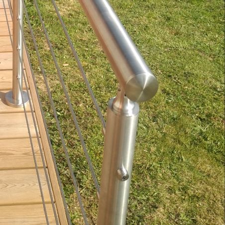 Garde corps équipé d'un bouchon moleté et bombé diamètre 42,4 mm en inox 316 brossé à frapper