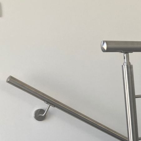 Vue en situation d'un bouchon moleté et bombé diamètre 42,4 mm en inox 316 brossé à frapper