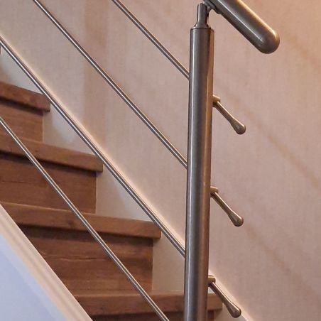 Vue sur un garde corps du bouchon de main courante 1/2 sphère en inox 304 brossé, diamètre 42,4 mm