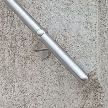 Photo de réalisation sur une main courante du bouchon de main courante 1/2 sphère en inox 316 brossé, diamètre 42,4 mm