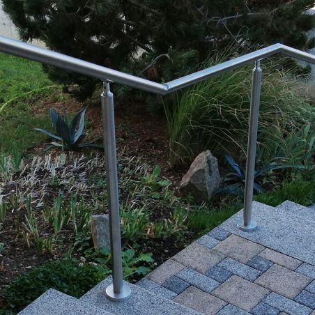 Photo de réalisation du poteau rond pour rampe escalier inox 316, pose sur le dessus avec cache platine et support de main coura