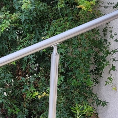 Photo de la tête de poteau rond pour rampe escalier inox 316, pose sur le dessus avec cache platine et support de main courante 