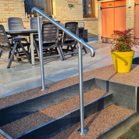 Main courante avec le poteau de rampe escalier inox avec BAGUE pose sur le dessus avec cache platine