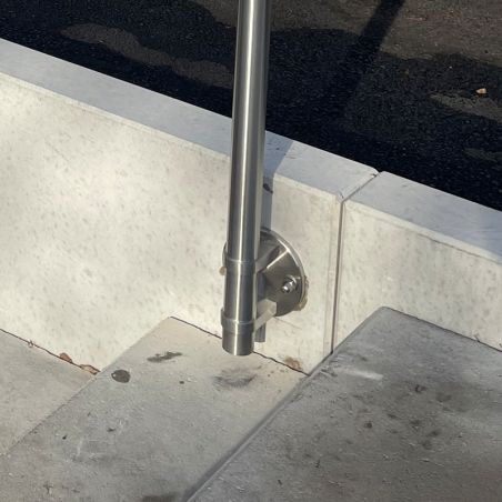 Photo de la platine du poteau de rampe escalier inox 316 avec BAGUE pose sur le côté à l'anglaise déport 45 mm