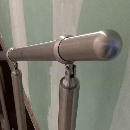 Détail sur la bague du poteau de rampe escalier inox avec BAGUE à sceller dans le béton longueur 1250 mm