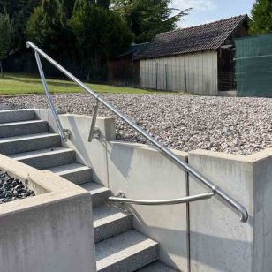 Rampe d'escalier design pour l'exterieur sur poteaux cintrés, en kit, en inox