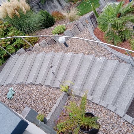 Vue du dessus de rampe d'escalier moderne pour l'exterieur sur poteaux cintrés, en kit, en inox
