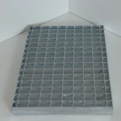 Caillebotis acier galvanisé sur mesure pressé maille 30/30 et porteurs 25/3 mm Caillebotis acier galvanisé sur mesure pressé maille 30/30 et porteurs 25/3 mm