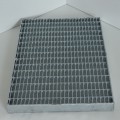 Caillebotis acier galvanisé sur mesure pressé maille 30/10 et porteurs 20/2 mm 1