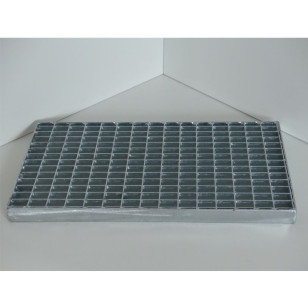 Caillebotis sur mesure pressé en acier galvanisé maille 19/30 et porteurs 30/3 mm