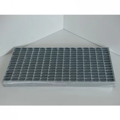 Caillebotis sur mesure pressé en acier galvanisé maille 19/30 et porteurs 30/3 mm