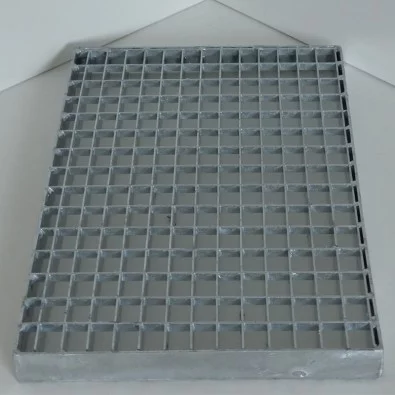 Caillebotis sur mesure pressé en acier galvanisé maille 30/19 et porteurs 30/3 mm Caillebotis sur mesure pressé en acier galvanisé maille 30/19 et porteurs 30/3 mm