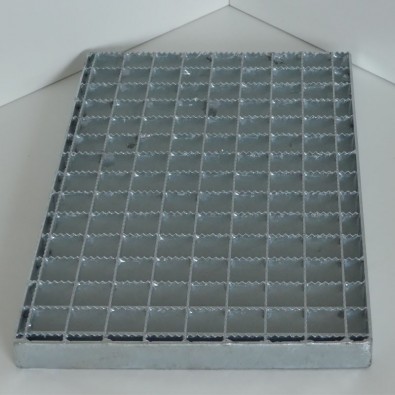 Caillebotis cranté acier galvanisé sur mesure maille 30/30 et porteurs 30/3 mm Caillebotis cranté acier galvanisé sur mesure maille 30/30 et porteurs 30/3 mm