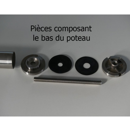 Détail du montage du poteau angle 90 de garde corps 4 pinces verre 8,76mm pose traversante